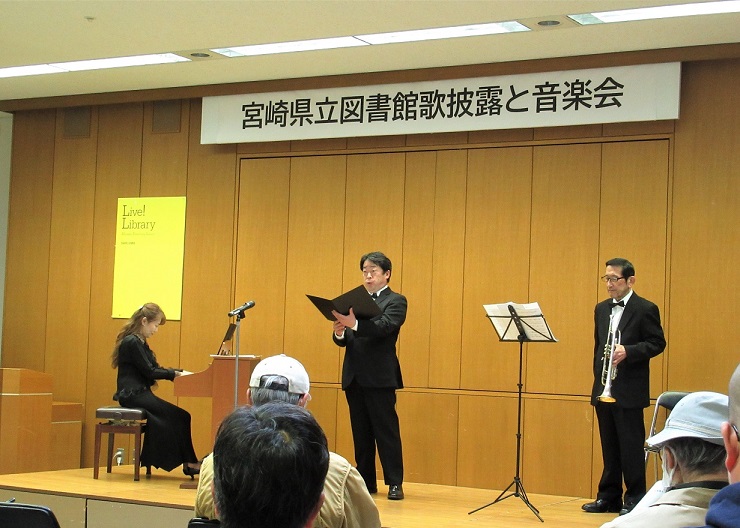 館歌披露の様子1